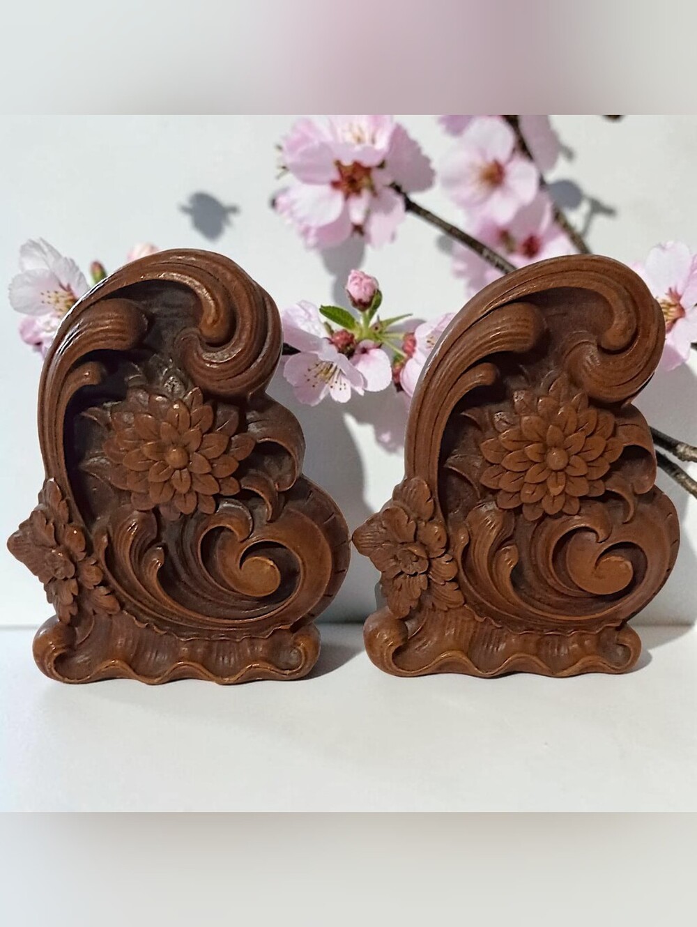 2 Vtg Syroco Floral Paisley Bookends Faux Wood Brown Ornate Scrollwork Cottage